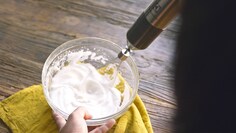 Një Blender me ulje me aksesor rrahjeje që rreh krem