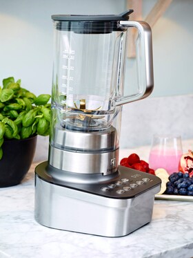 Një blender tavoline mbi një bango kuzhine