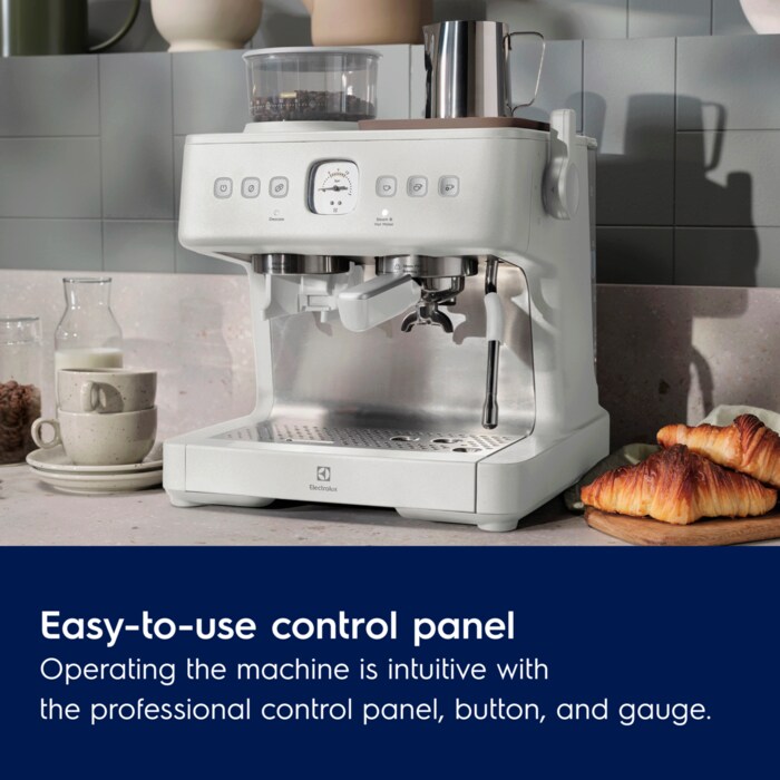 Easy-to-use control panel. Operating the machine is intuitive with the professional control panel, button, and gauge.