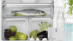 Një pamje nga afër e frigoriferit Electrolux FreshPlus me çdo raft të mbushur me ushqime
