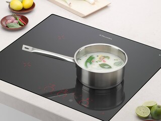 Një tigan mbi një pianurë me induksion Electrolux Infinite™ Pure