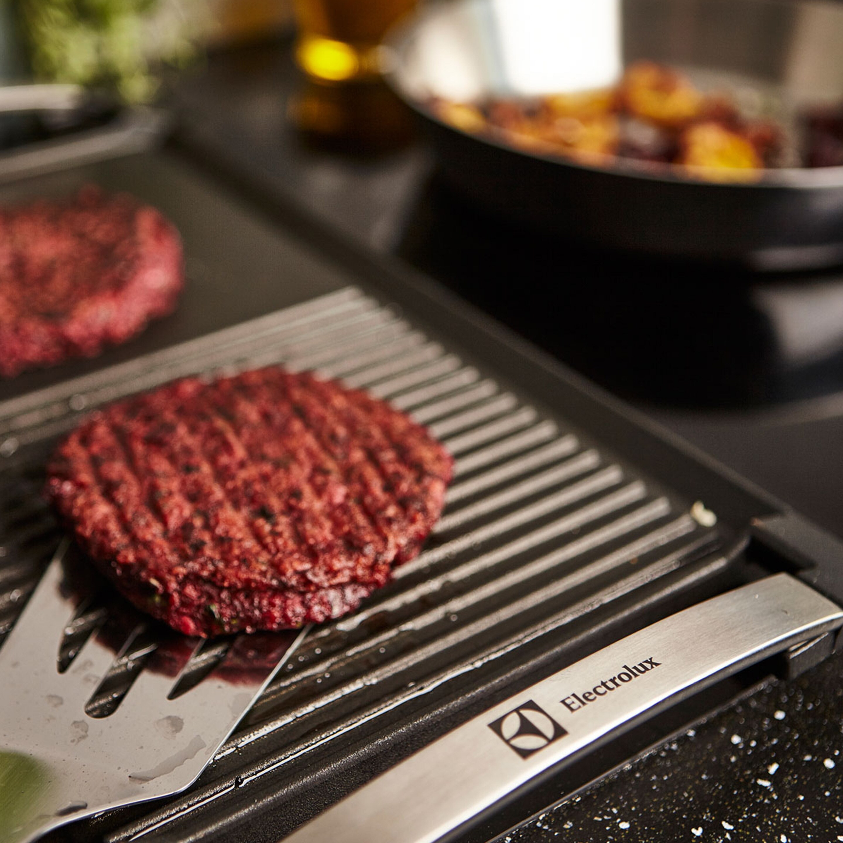Një burger me panxhar në skarën Plancha të Electrolux