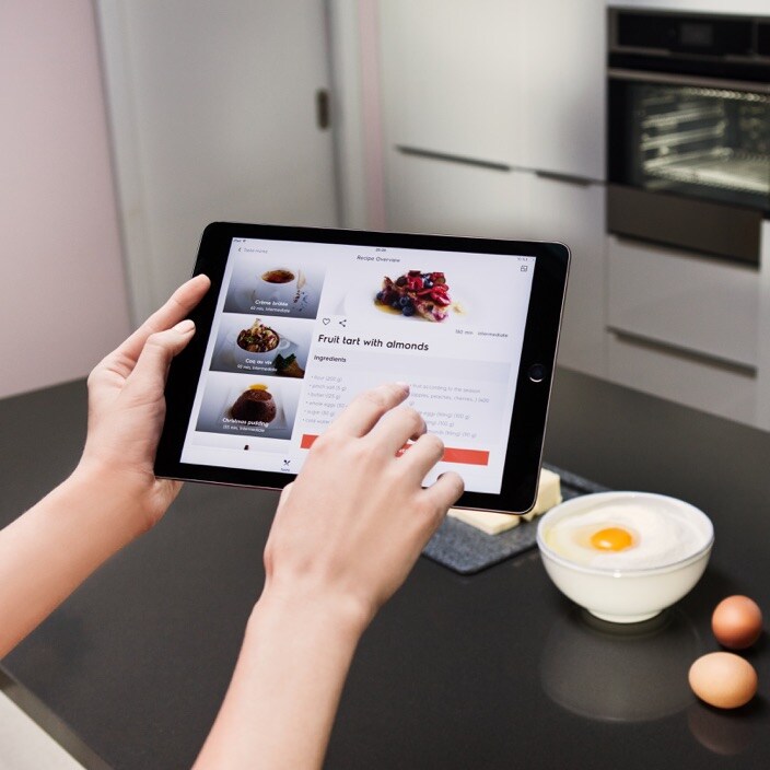 Kuzhinier që përdor aplikacionin MyElectrolux për iPad