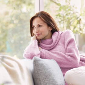 Një grua që kënaqet me pulovrën e saj prej leshi