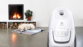 Electrolux UltraSilencer Zen që pastron një kuzhinë